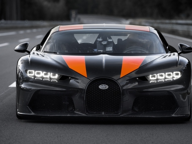 Быстрый Bugatti Chiron 2019 года на трассе