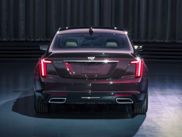 Автомобиль Cadillac CT5, 2020 года вид сзади 