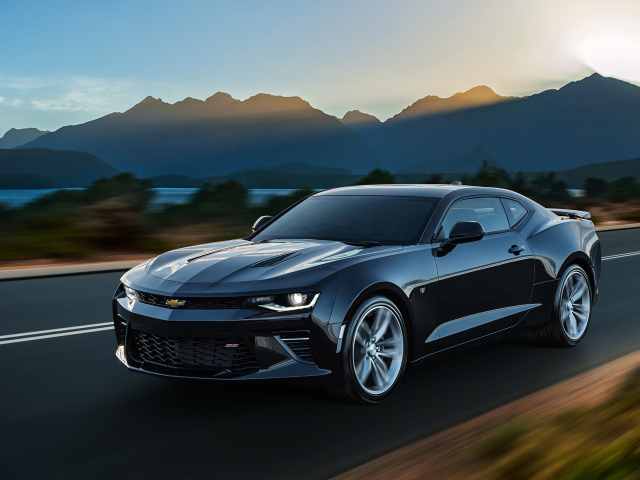 Черный автомобиль Chevrolet Camaro SS 2018 года на трассе