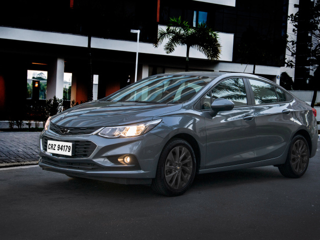 Серый автомобиль Chevrolet Cruze LT, 2018 года