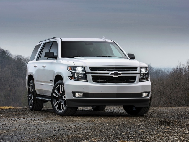 Белый внедорожник Chevrolet Tahoe