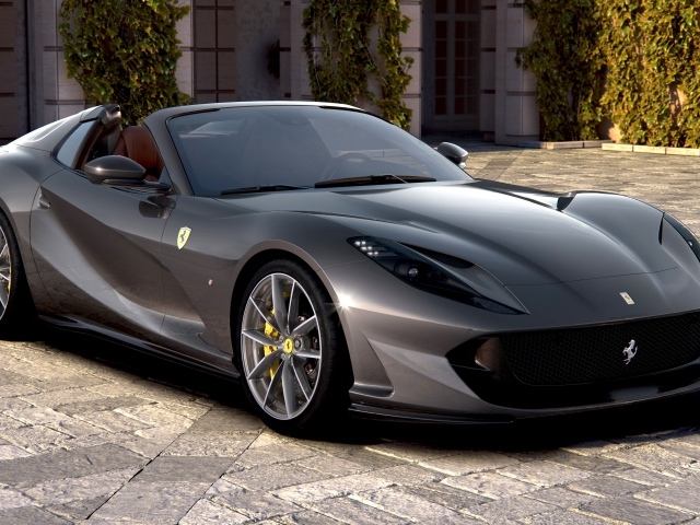 Быстрый кабриолет Ferrari 812 GTS 2019 года у дома