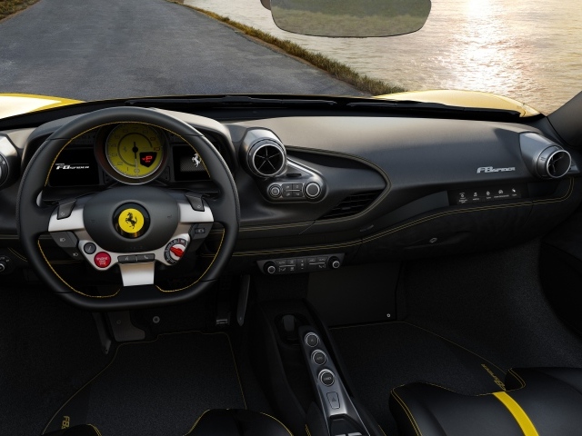 Черный кожаный салон автомобиля Ferrari F8 Spider 2019 года 