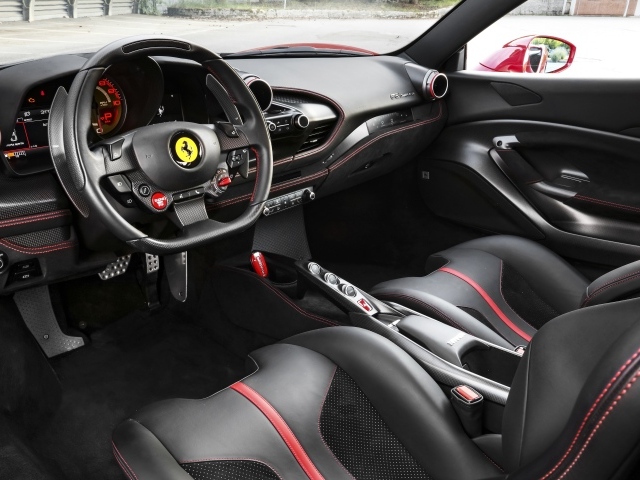 Черный кожаный салон автомобиля Ferrari F8 Tributo 2019 года