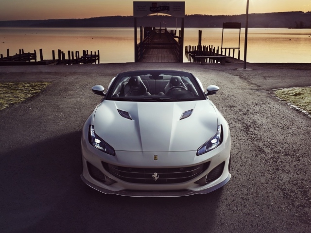Быстрый автомобиль  Ferrari Portofino 2019 года вид спереди