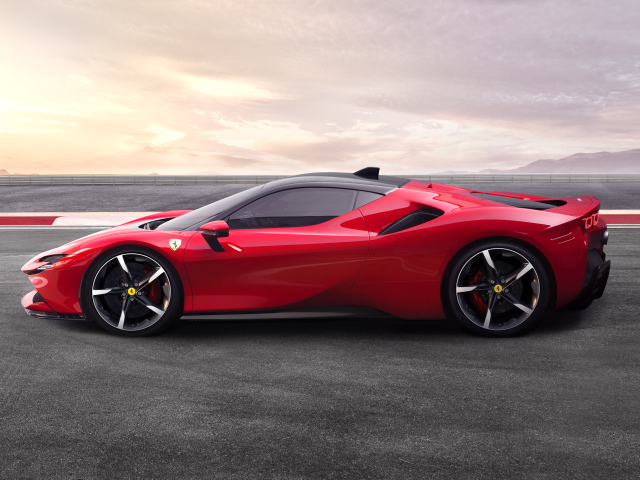 Красный спортивный автомобиль Ferrari SF90, 2019 года вид сбоку