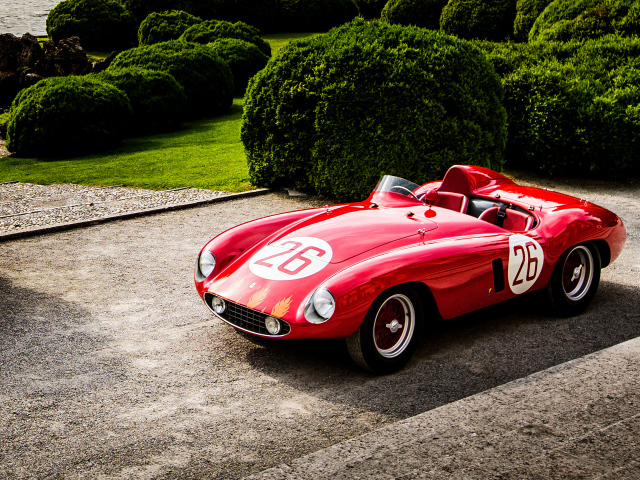 Красный спортивный ретро автомобиль Ferrari 500 Mondial Spyder