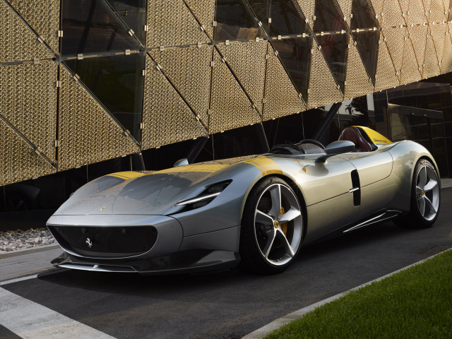 Серебристый автомобиль Ferrari Monza SP1