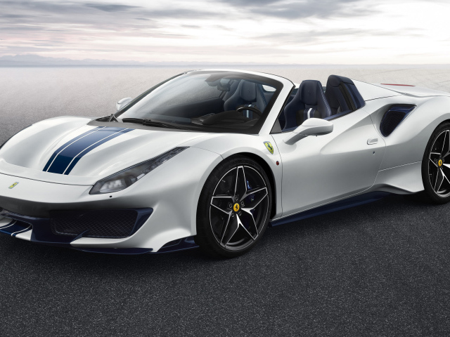 Белый автомобиль кабриолет Ferrari 488 Pista Spider