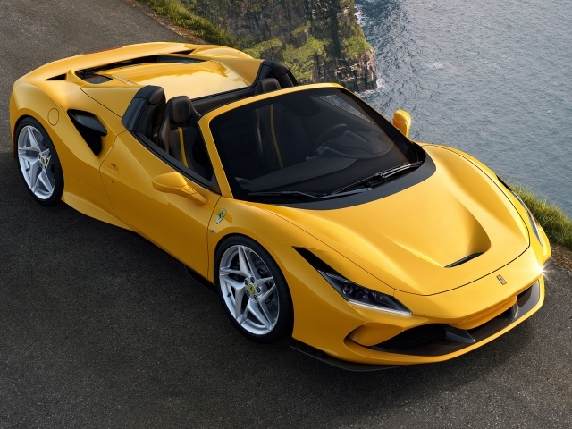 Желтый кабриолет Ferrari F8 Spider 2019 года вид сверху