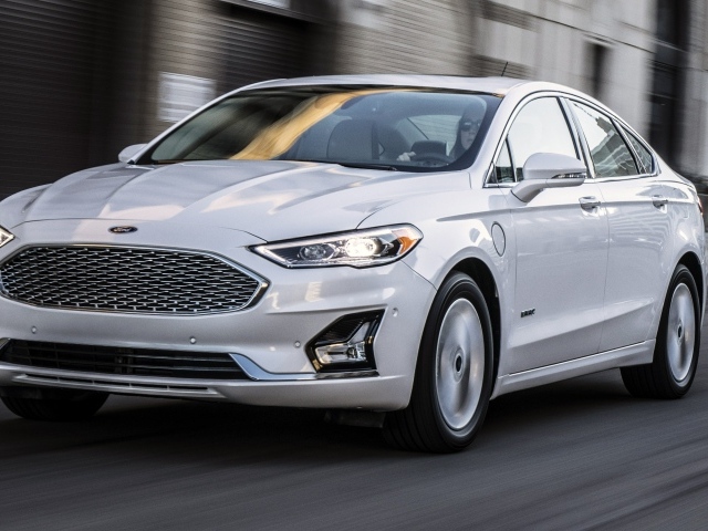 Новый белый автомобиль Ford Reveals 2019 года в городе