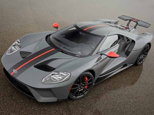 Серый спортивный автомобиль Ford GT на мокром асфальте