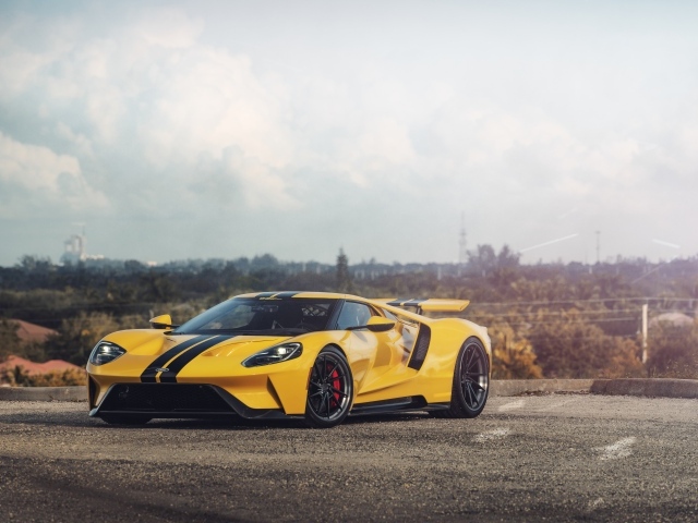 Спортивный желтый автомобиль Ford GT