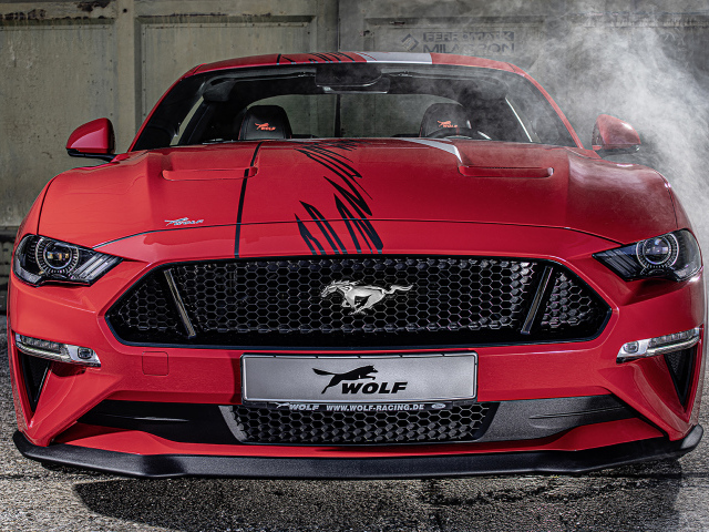 Красный быстры автомобиль Ford Mustang One Of 7, 2019 года в гараже