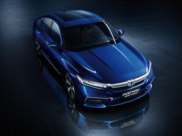 Синий автомобиль Honda Inspire Sport Hybrid 2018 года
