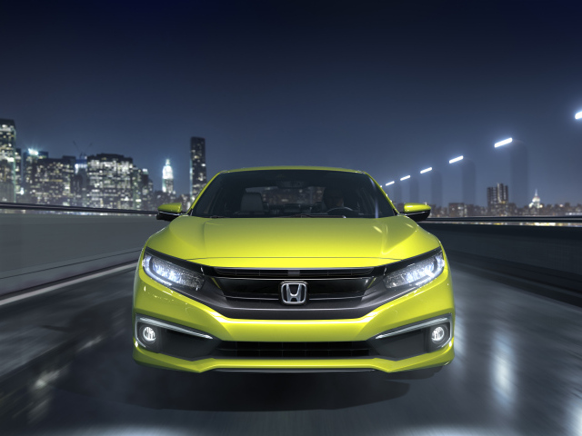Желтый автомобиль  Honda Civic, 2019 на фоне города