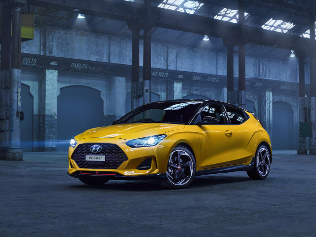 Желтый автомобиль Hyundai Veloster Turbo 2019 года на заводе