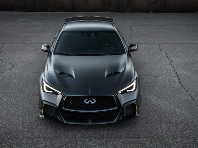 Автомобиль Infiniti Project Black S стоит на асфальте