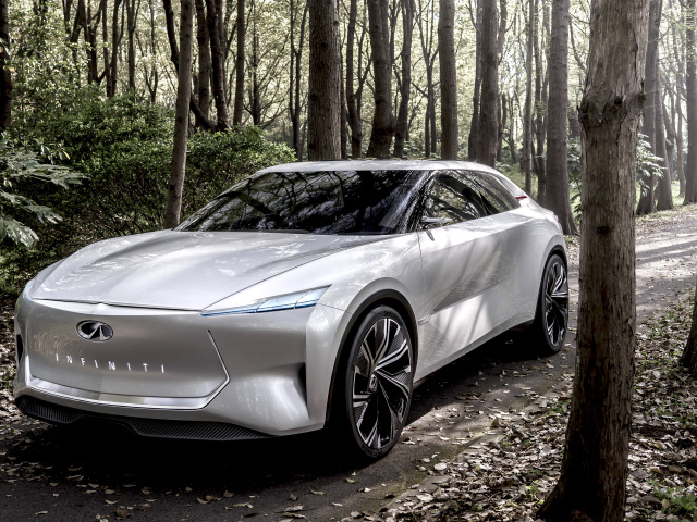 Серебристый автомобиль Infiniti Qs Inspiration 2019 года в лесу