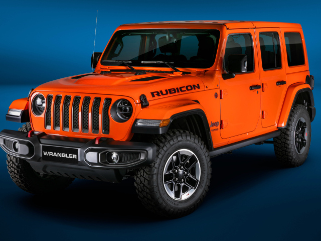 Оранжевый Jeep Wrangler Unlimited Rubicon 2018 года на синем фоне