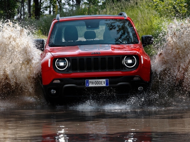 Внедорожник Jeep Renegade Trailhawk Plug-In Hybrid,  2019 года едет по воде