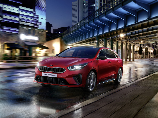 Красный автомобиль Kia ProCeed GT Line 2019 года на трассе 