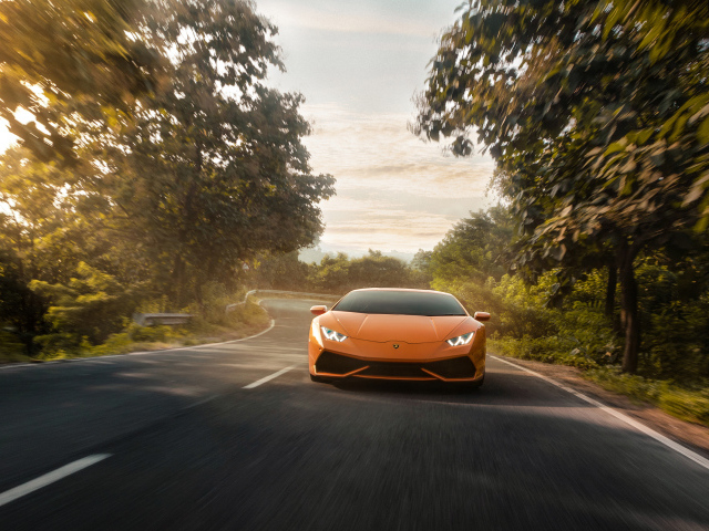 Спортивный автомобиль Lamborghini Huracan 2019 года на трассе