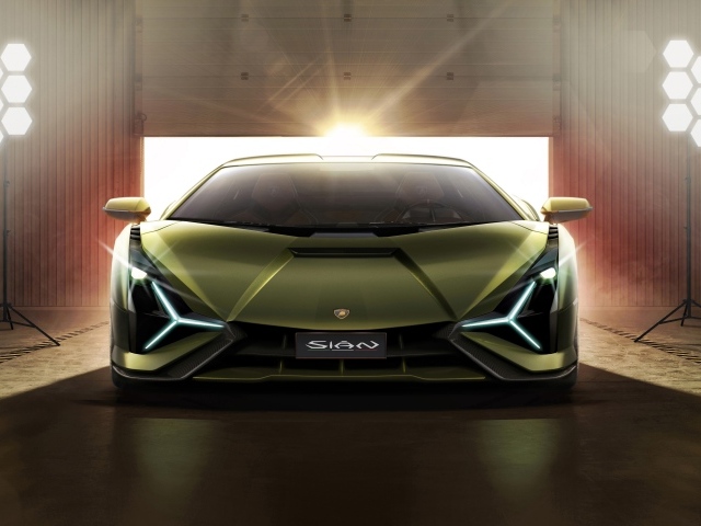 Автомобиль Lamborghini Sian 2019 года в свете софитов