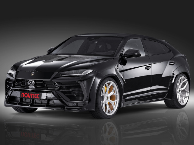 Черный  Lamborghini Urus Esteso 2019 года на сером фоне