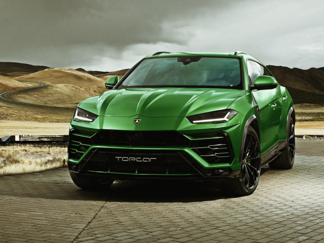 Зеленый внедорожник Lamborghini Urus, 2018 года
