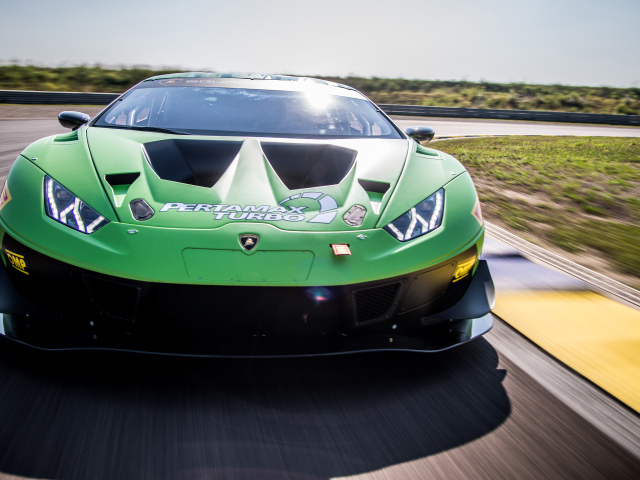 Зеленый спортивный автомобиль Lamborghini Huracan GT3 EVO 2018 года на трассе