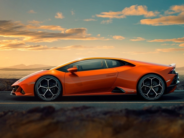 Оранжевый автомобиль Lamborghini Huracan EVO 2019 вид сбоку