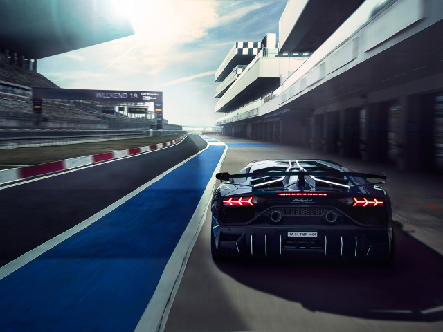 Гоночный автомобиль Lamborghini Aventador SVJ на трассе