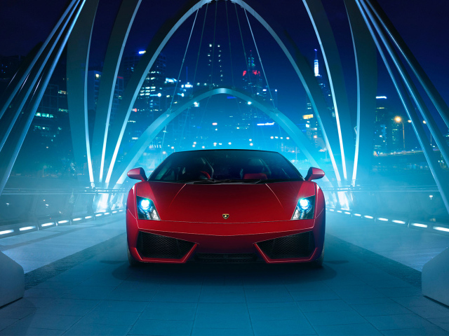 Красный автомобиль Lamborghini Gallardo в неоновом свете на мосту