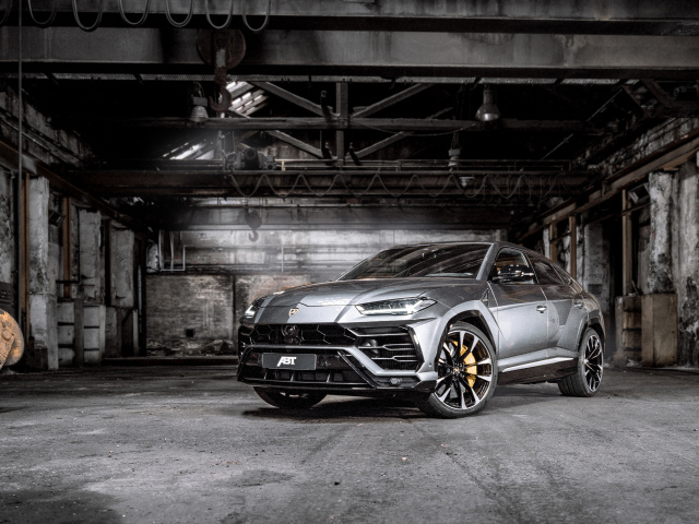 Внедорожник Lamborghini Urus,  2019 года в гараже