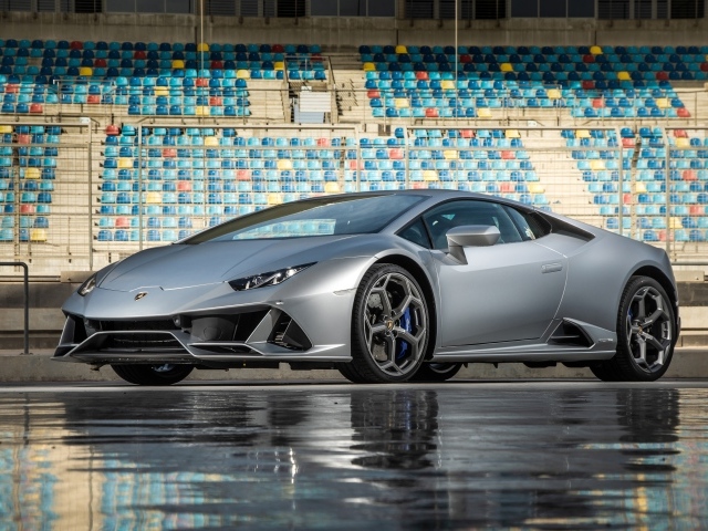 Серебристый автомобиль Lamborghini Huracan Evo на стадионе