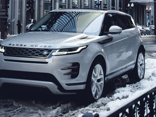 Внедорожник Range Rover Evoque P300 S R-Dynamic 2019 года на снегу в городе