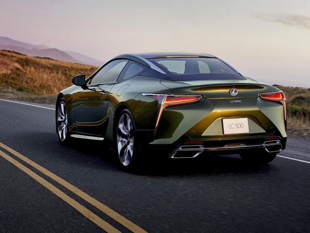 Автомобиль  Lexus LC 500, 2020 года на дороге вид сзади