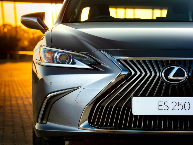 Серебристый Lexus ES 250 2018 года, фара