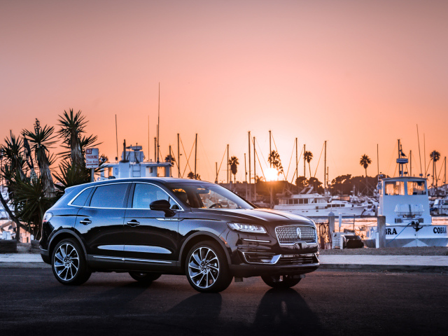 Черный Lincoln Nautilus 2019 года у причала на закате
