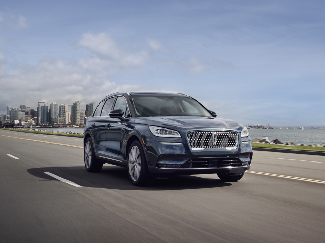 Стильный дорогой автомобиль Lincoln Corsair на дороге 