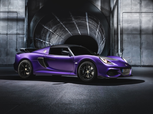 Сиреневый автомобиль Lotus Exige Sport 350 года у тоннеля 