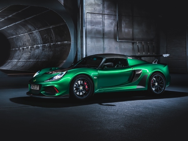 Зеленый автомобиль Lotus Exige Cup 430 в тоннеле 