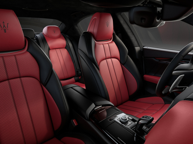 Дорогой красный с черным кожаный салон автомобиля Maserati Ghibli Ribelle 2018
