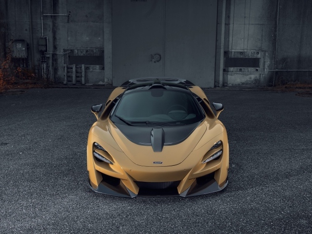 Спортивный автомобиль McLaren 720S на сером асфальте