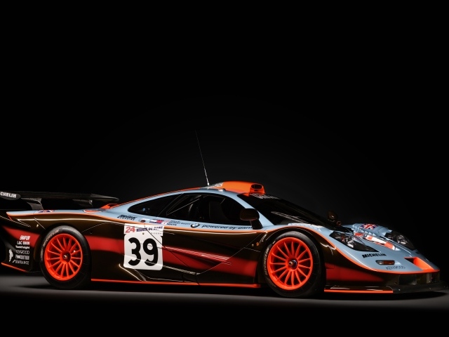 Гоночный автомобиль McLaren F1 GTR 25 на черном фоне