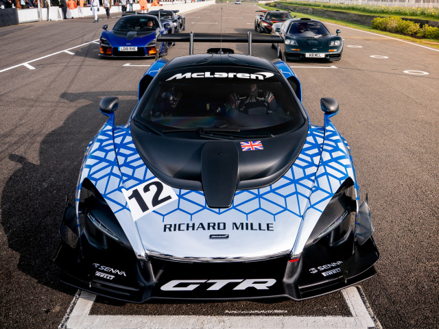 Гоночный автомобиль McLaren Senna GTR  2019 года на трассе