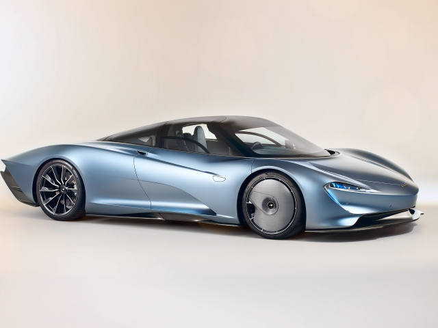 Стильный дорогой серебристый автомобиль McLaren Speedtail, 2020 