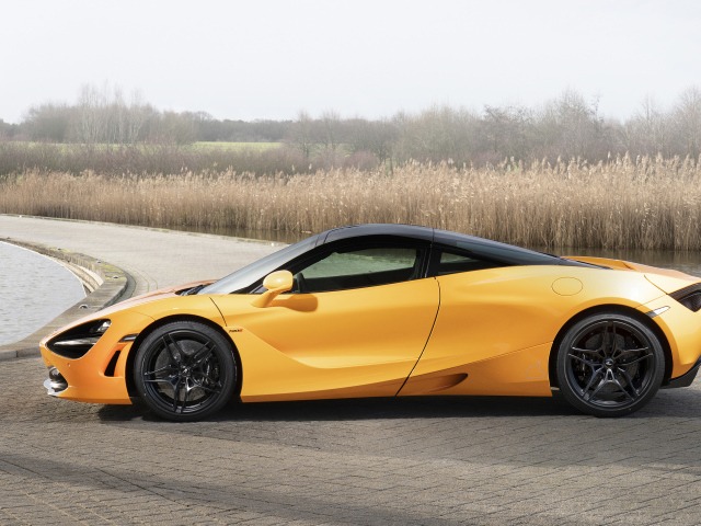 Желтый спортивный автомобиль McLaren MSO 720S Spa, 2019 года у воды
