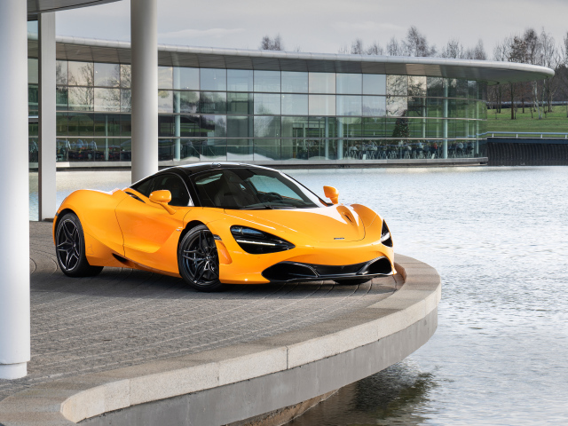 Желтый спортивный автомобиль McLaren MSO 720S Spa 68,  2019 года у воды